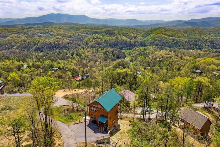 Don't Miss This RARE Combination - Stunning Mountain Views + Quick Access to All Attractions! - Photo 2