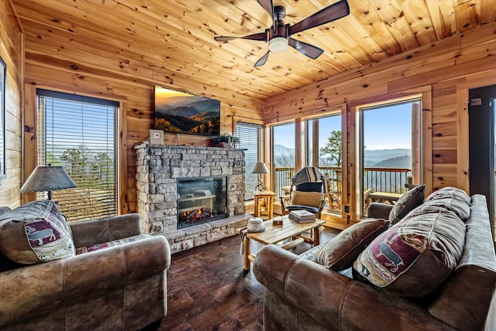 Don't Miss This RARE Combination - Stunning Mountain Views + Quick Access to All Attractions! - Photo 1